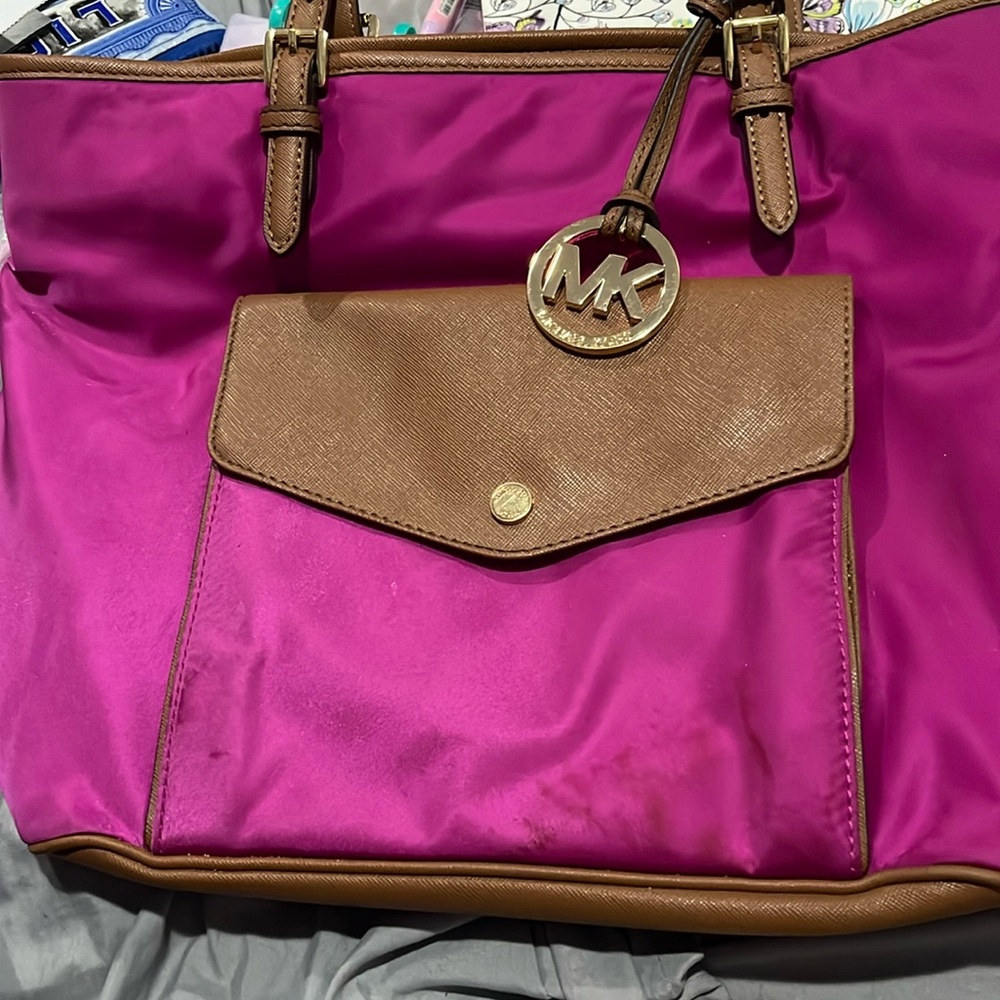 Michael Kors
Jet Set Nylon Medium Pocket Multifunc